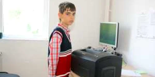 Silviu va folosi imprimanta primită de Ziua Copilului pentru temele de acasă