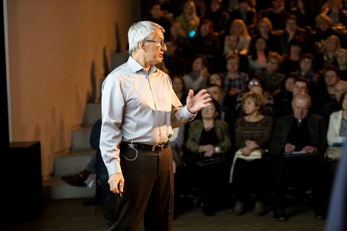 
    Dr. Paul Clayton ţine conferinţe în toată lumea  