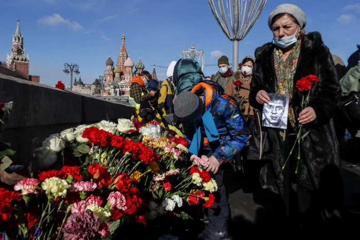 Memorial improvizat pentru Boris Nemtov la sase ani de la uciderea opozantului rus FOTO EPA-EFE