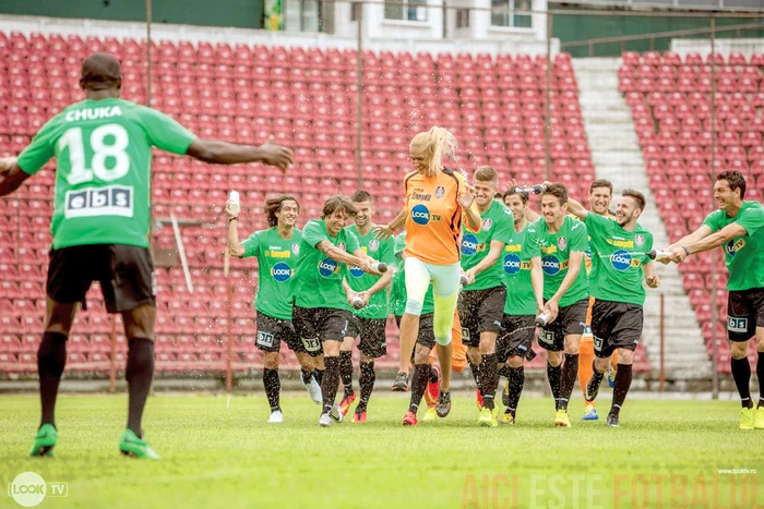 Vedeta a fost purtată pe braţe de fotbaliştifoto: citynews.ro/looktv