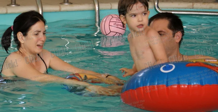 Dan Negru se relaxeaza la piscina cu familia