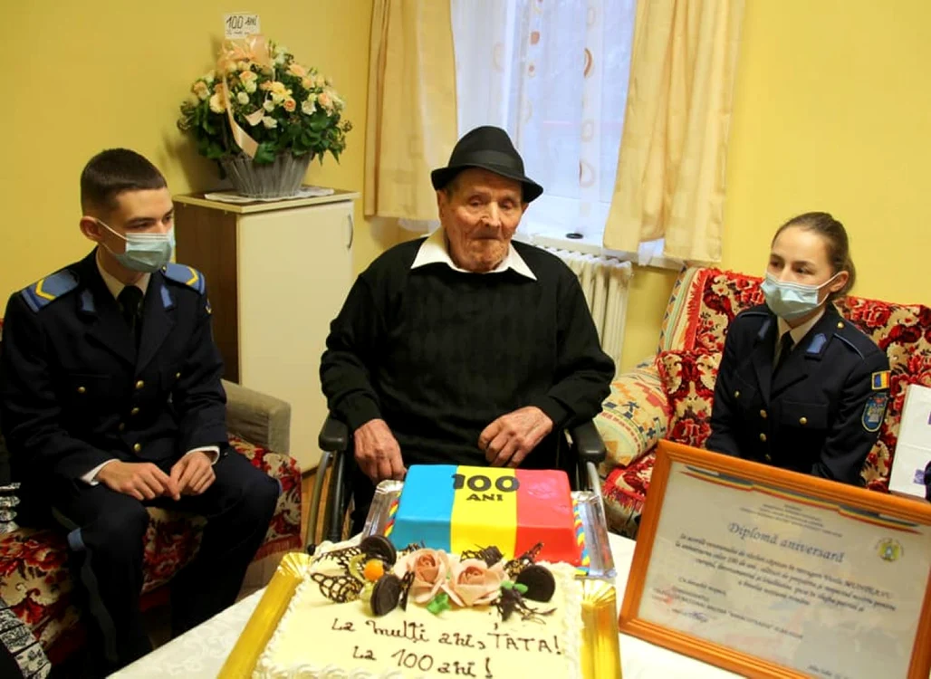 Veteranul a fost sărbătorit la împlinirea celor 100 de ani. Foto: Colegiul MIlitar Alba Iulia