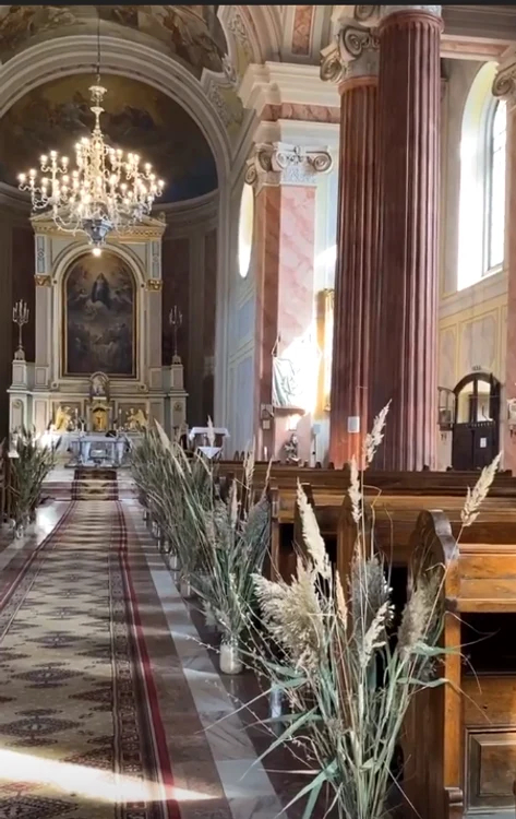 Biserica romano-catolică din Baia Sprie a fost decorată cu plante diafane