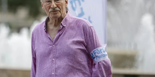 Victor Rebengiuc strange semnături în campanie fără penali în funcţiile publice. FOTO Inquam Photos