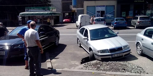 masina in groapa galati