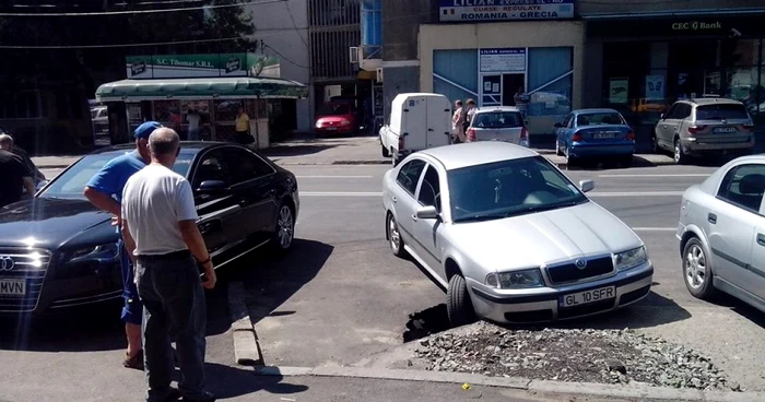 Maşina a fost la un pas să fie avariată.