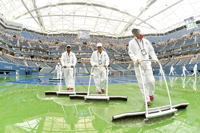 Imediat după ce ploaia s-a oprit,  îngrijitorii s-au apucat să scoată apa de pe teren