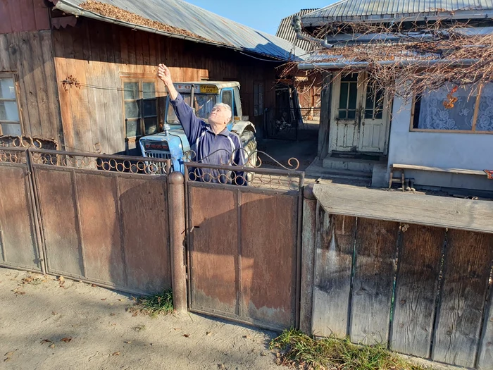 La 88 de ani, Moș Dumitru nu se dă în lături să iasă pe câmp cu tractorul
