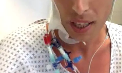 Mihai Radu, într o imagine făcută ieri, la trei zile de la transplantul de ficat  Artistul este foarte slăbit, dar se simte bine jpeg