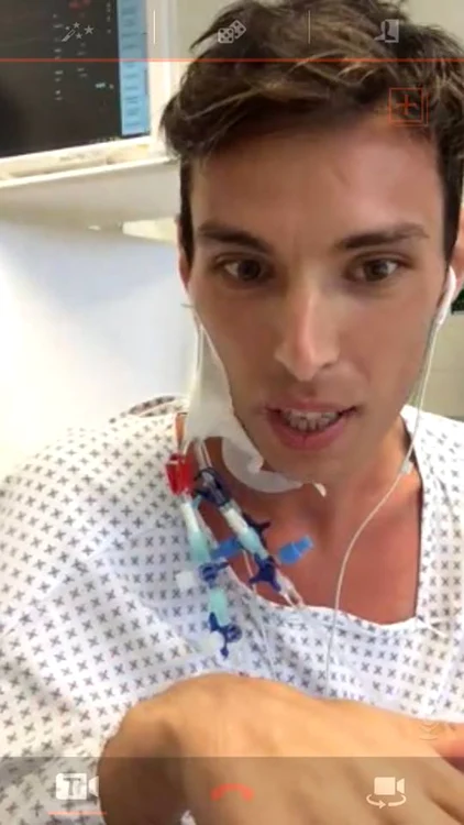 Mihai Radu, într-o imagine făcută ieri, la trei zile de la transplantul de ficat. Artistul este foarte slăbit, dar se simte bine