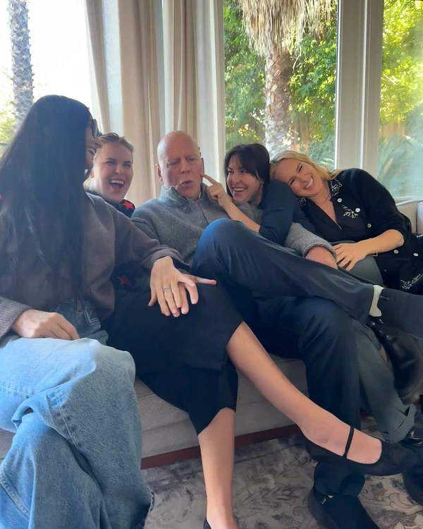 Bruce Willis, alături de Demi Moore și de cele trei fete ale lor, Rumer, Scout și Tallulah