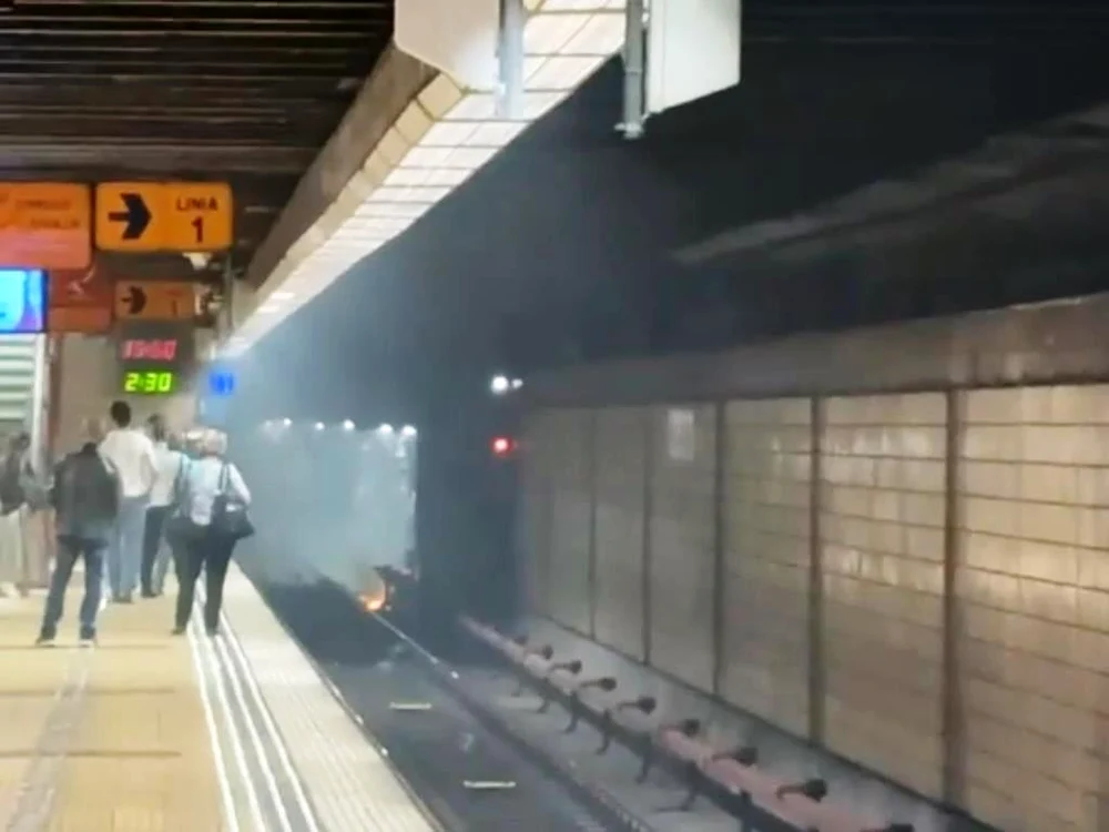 Călătorii au fost evacuați, după ce tunelul s-a umplut de fum