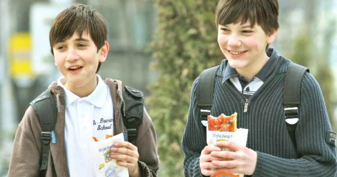 Elevii sunt tentaţi de mâncarea fast-food, în defavoarea sandviciului de acasă