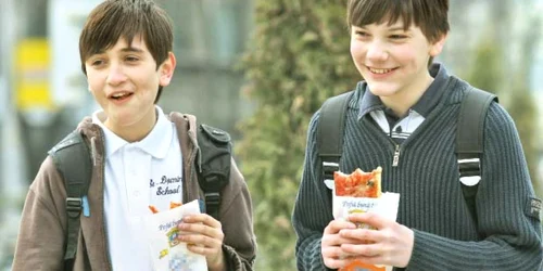 Elevii sunt tentaţi de mâncarea fast-food, în defavoarea sandviciului de acasă
