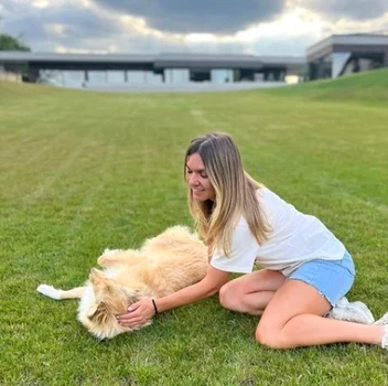 Simona, într-un moment de relaxare, pe peluza casei din Izvorani. Sursa: Instagram