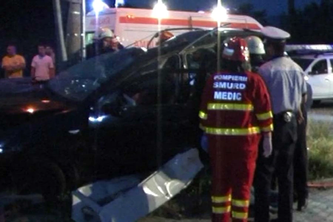 
    Tânărul s-a izbit  violent de un stâlp de  pe marginea drumuluiFOTOGRAFII: actualmm.ro  