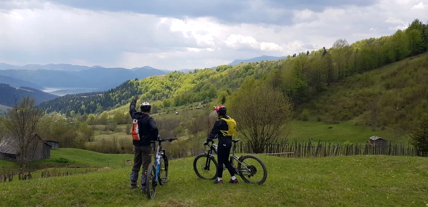 Frumuseţile Neamţului, admirate din şaua bicicletei FOTO ViziteazăNeamţ.ro