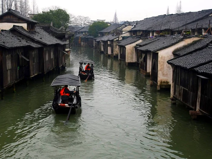 Oraşul afla în provincia chineză Zhejiang a fost construit în urmă cu 1300 de ani. Canalele şi podurile sale au fost realizate în timpul dinastiilor Ming şi Qing. Wuzhen este unul dintre cele 6 oraşe plutitoare antice chineze aflate la sudul râului Yangtze