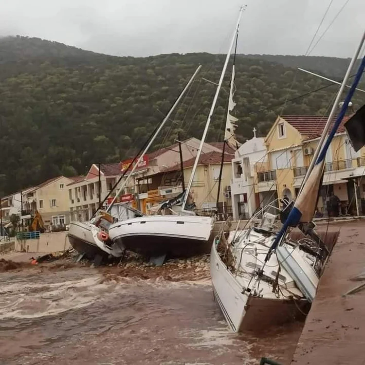 Furtuna a scufundat mai multe uahturi la Agia Efimia. FOTO: Facebook /  Silviu Syl