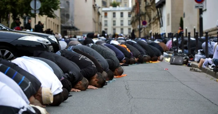 Musulmani care se roagă în faţa Marii Moschei din Paris FOTO AFP