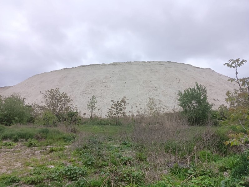 Cât de periculos este muntele de fosfogips radioactiv de la Bacău. Amenzile plătite de statul român