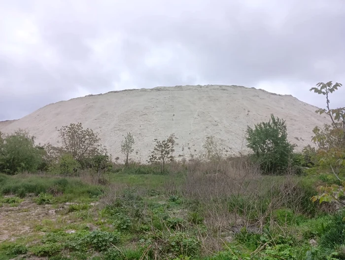 Depozitul de fosfogips de la Bacău, considerat periculos, se întinde pe 16 hectare FOTO MA