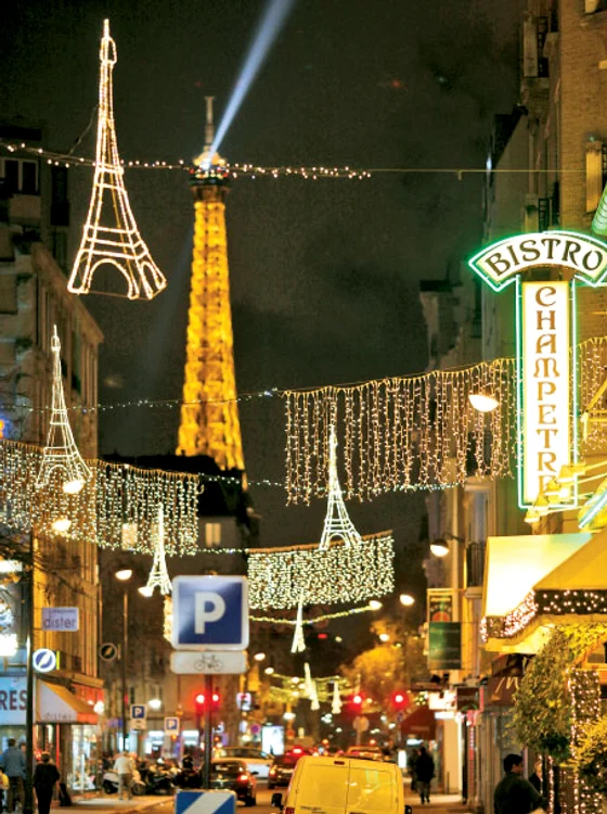 Aranjamente de Crăciun sub forma Turnului Eiffel strălucesc la Paris, la câteva străzi distanţă de una dintre cele mai cunoscute atracţii turistice ale lumii