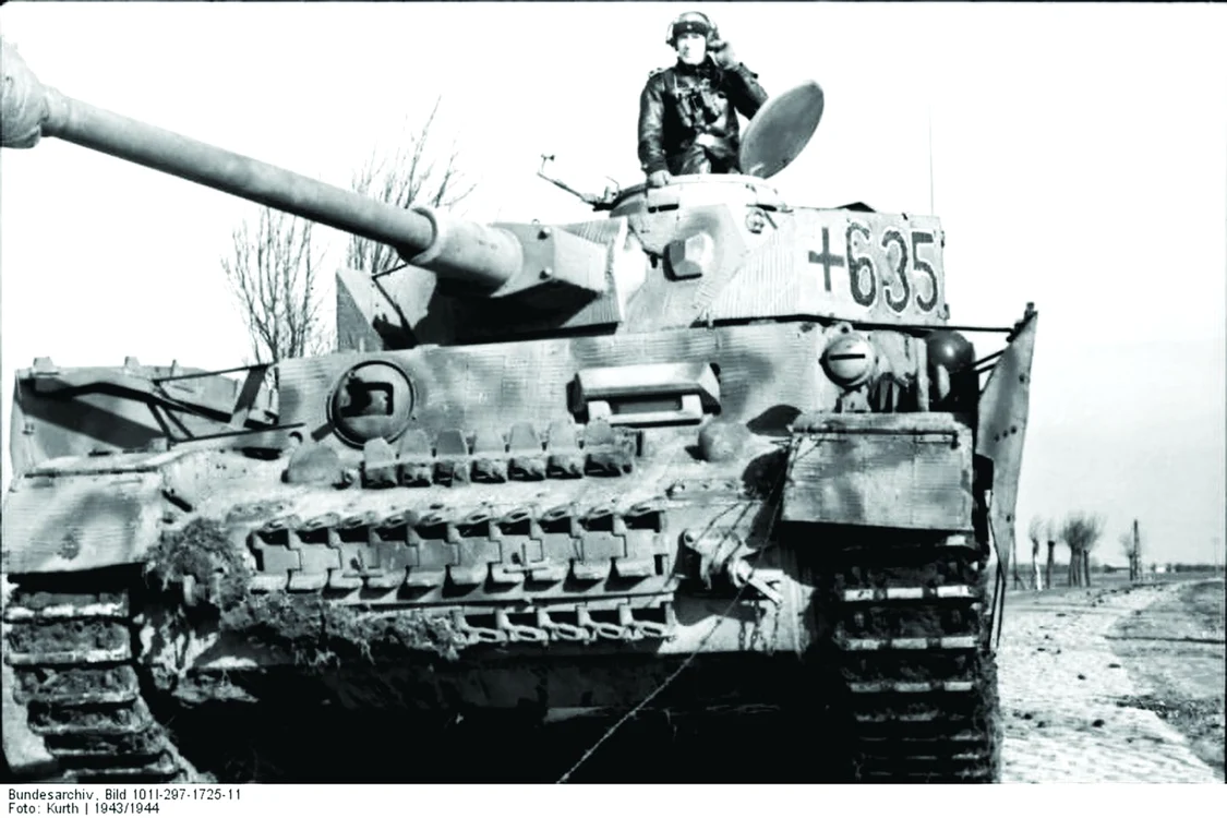 Tanc german Panzer IV în drum spre câmpul de luptă (© Bundesarchiv Bild 101I-297-1725-11)