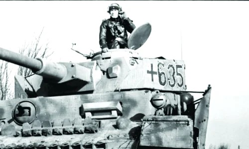 Tanc german Panzer IV în drum spre câmpul de luptă (© Bundesarchiv Bild 101I-297-1725-11)