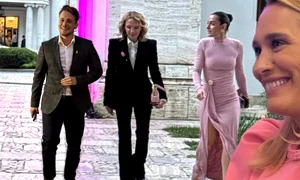 Andreea Esca a îndurat frigul și vântul într-o rochie cu mânecă scurtă și a fost mereu cu zâmbetul pe buze   