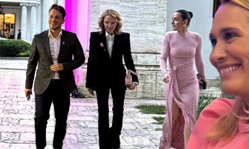 Andreea Esca a îndurat frigul și vântul într-o rochie cu mânecă scurtă și a fost mereu cu zâmbetul pe buze   