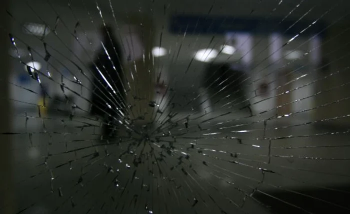 Bărbatul şi-a tăiat patru degete cu un geam (Foto Arhivă)