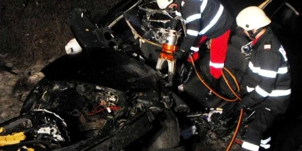 În urma impactului, două persoane au ajuns cu politraumatisme la spital