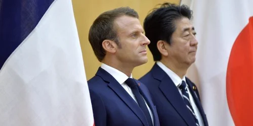 Emmanuel Macron primit de Shinzo Abe la resedinta sa din Tokyo FOTO EPA-EFE