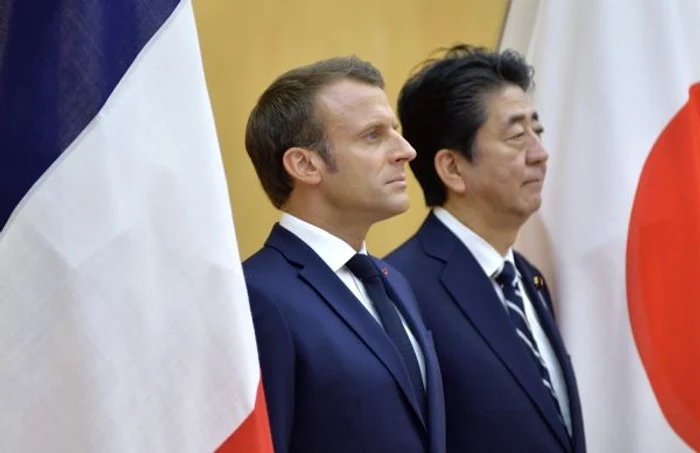 Emmanuel Macron (stânga) primit de Shinzo Abe la reşedinta sa din Tokyo FOTO EPA-EFE