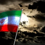 steagul iranului pe un cer intunecat foto shutterstock jpg