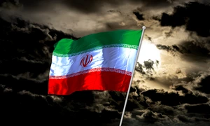 steagul iranului pe un cer intunecat foto shutterstock jpg