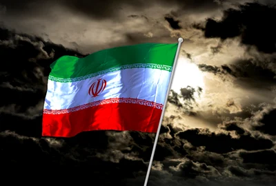 steagul iranului pe un cer intunecat foto shutterstock jpg