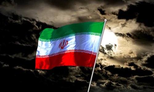steagul iranului pe un cer intunecat foto shutterstock jpg