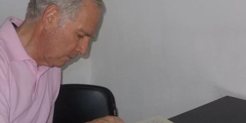 Peter Georgescu semnează în cartea de oaspeţi de la Sighet SURSA: Vestul