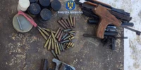 Arme letale și muniție descoperite la percheziții în Neamț. Dosar penal de braconaj cinegetic FOTO: Poliția Română