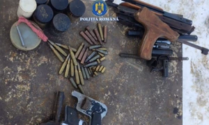 Arme letale și muniție descoperite la percheziții în Neamț. Dosar penal de braconaj cinegetic FOTO: Poliția Română
