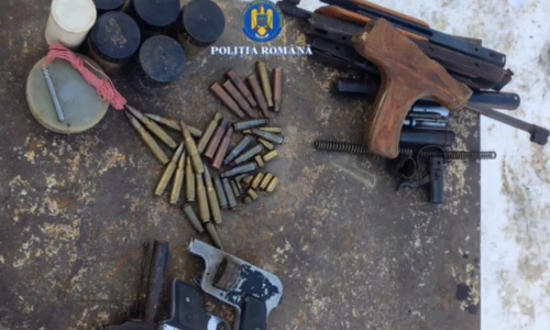 Arme letale și muniție descoperite la percheziții în Neamț. Dosar penal de braconaj cinegetic FOTO: Poliția Română