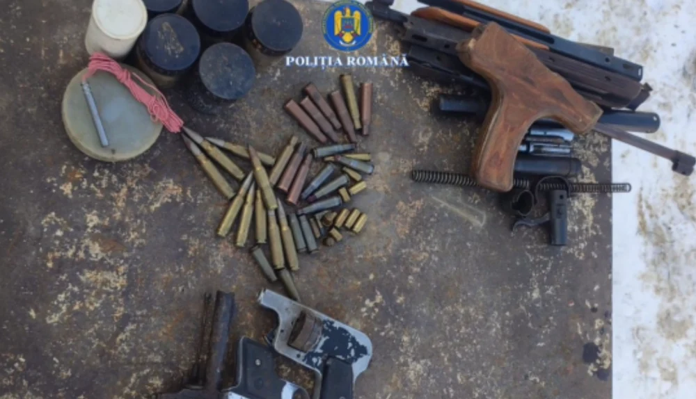 Arme letale și muniție descoperite la percheziții în Neamț. Dosar penal de braconaj cinegetic pentru un bărbat de 75 de ani