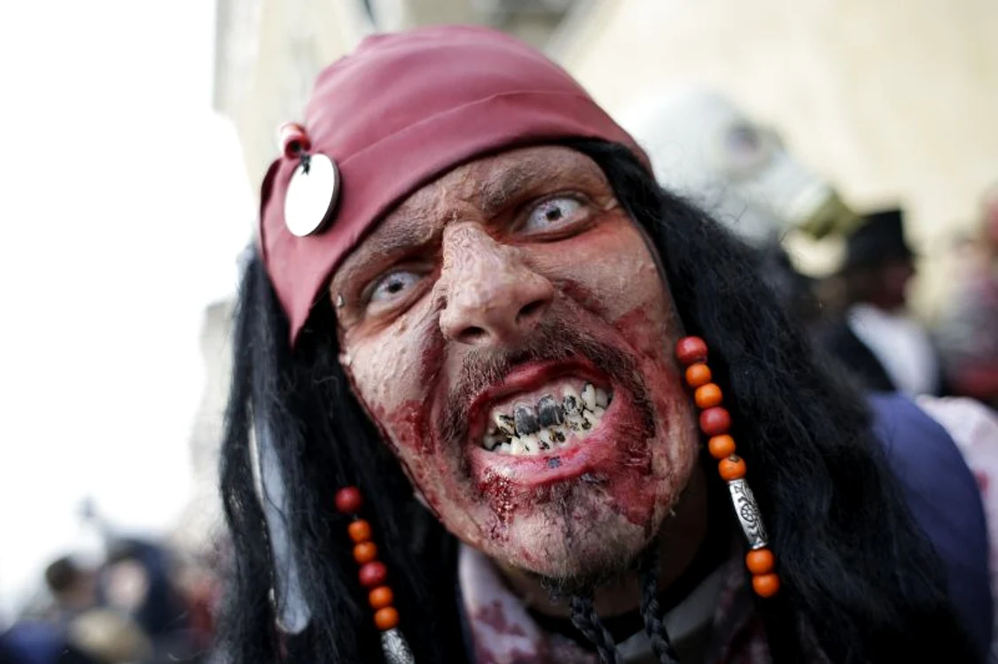 Ziua de sâmbătă a fost rezervată zombilor, în cadrul Carnavalului de la Veneţia (Foto: Reuters)