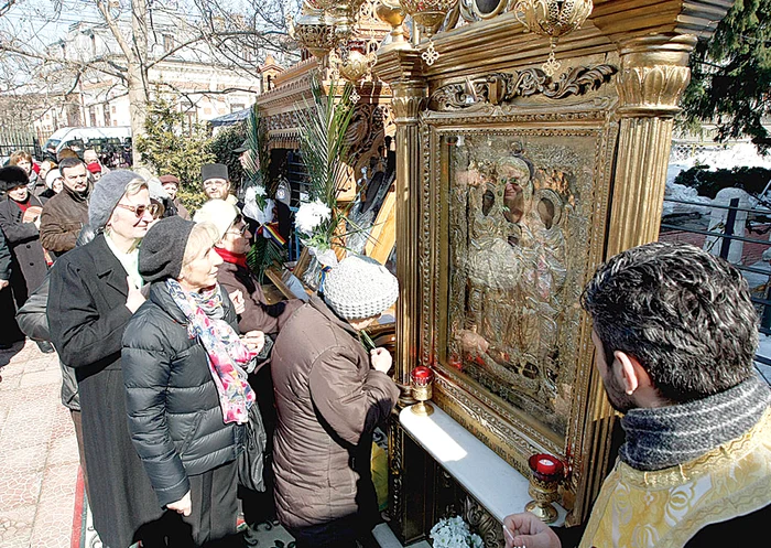 
    Mii de credincioşi s-au adunat la Icoana vindecătoare de boli (Fotografii: Dan Bistriţeanu)  
