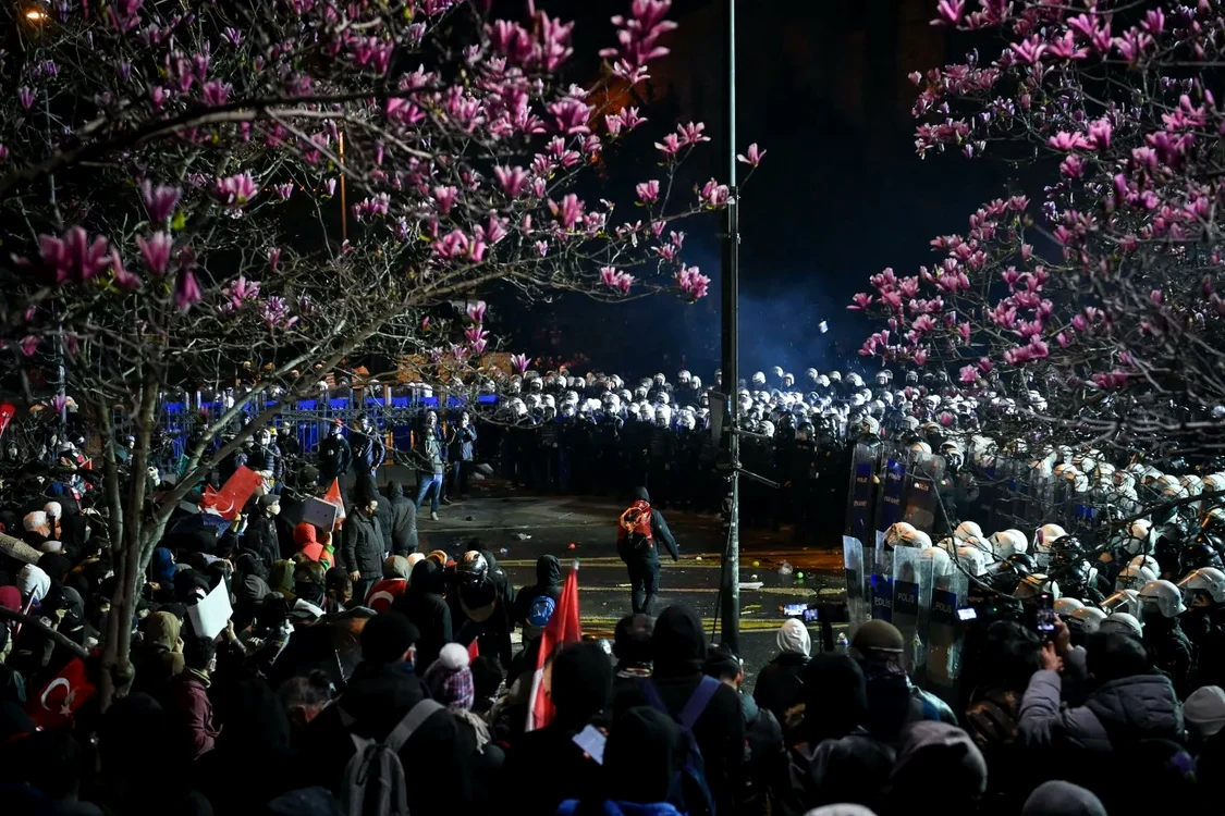 Aproape 2.000 de persoane au fost reținute de la începutul protestelor FOTO X