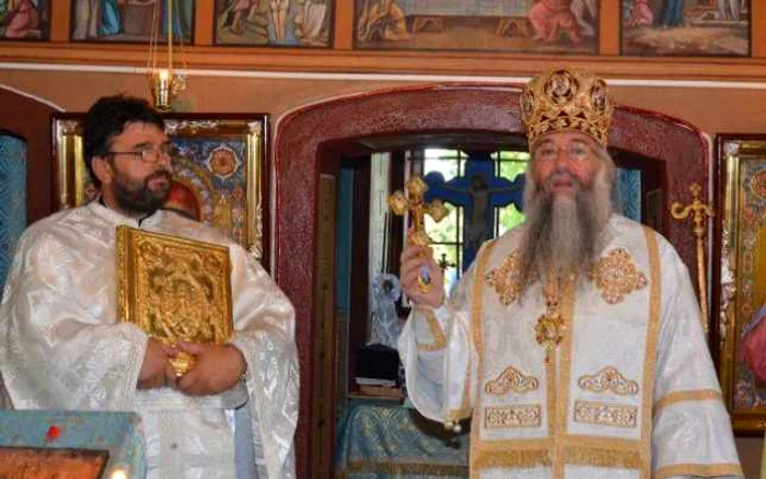 Episcopul Severinului şi Strehaiei (FOTO dreapta)