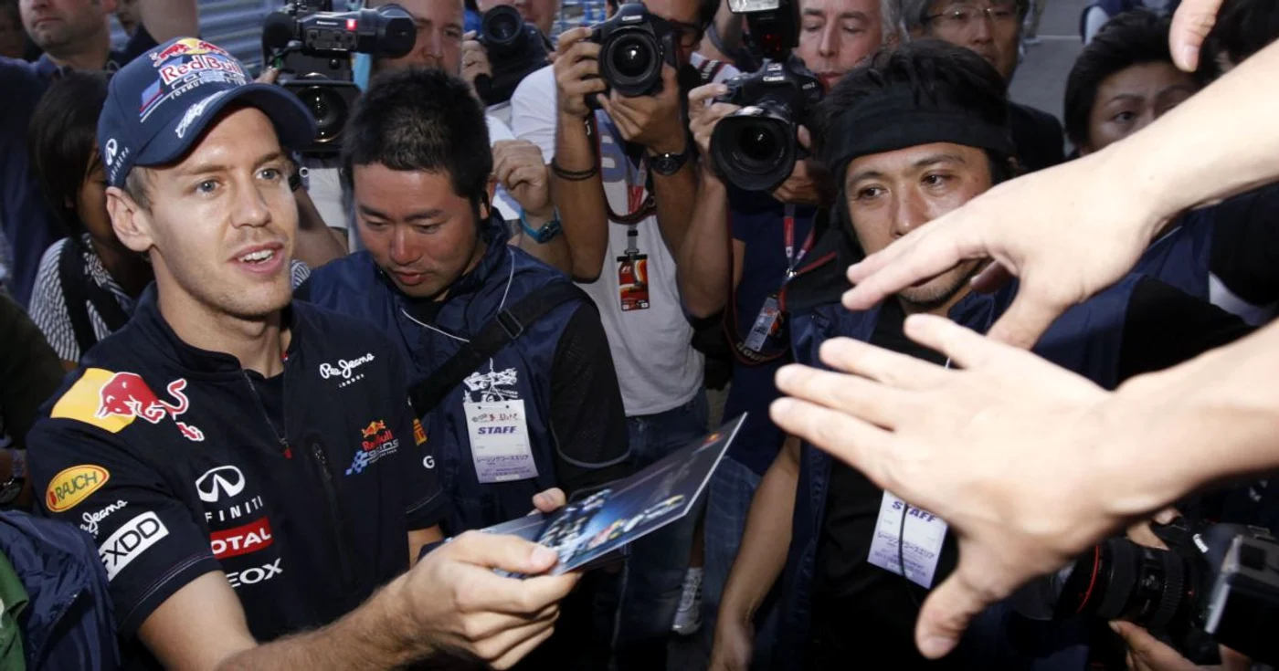 Sebastian Vettel împarte autografe la Suzuka * Foto: Reuters