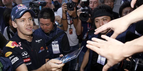 Sebastian Vettel împarte autografe la Suzuka * Foto: Reuters